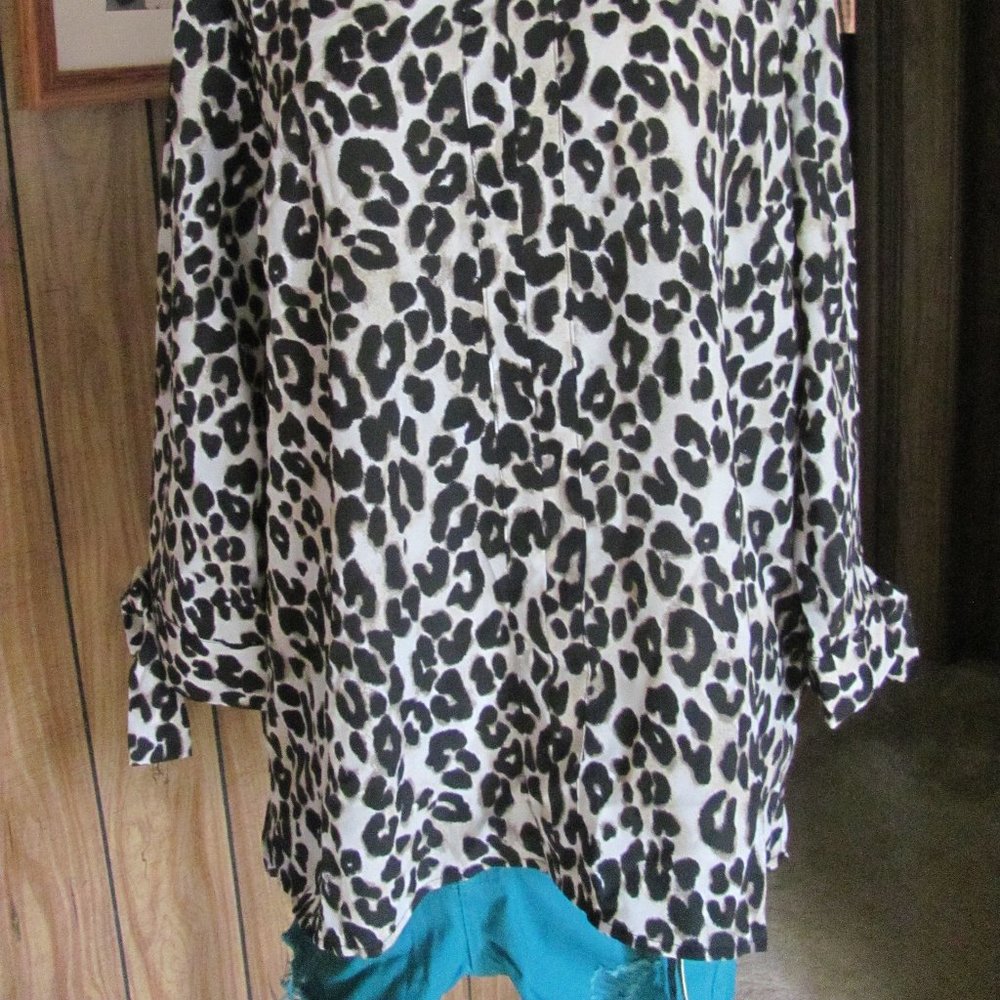 JOAN RIVERS LADIES LEOPARD PRINT PULLOVER BLOUSE - Picture 3 of 11